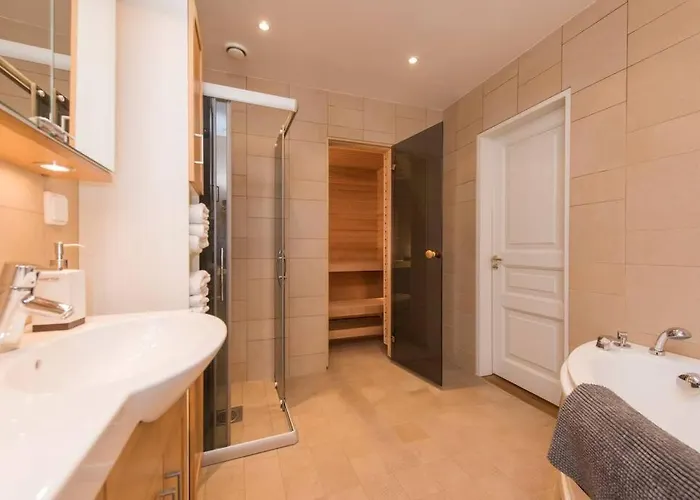 Apartment - Luxury 3 Bedroom, Sauna, Views *